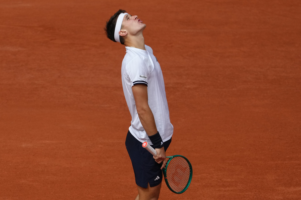 Czech Republic's Jakub Mensik reacts during the semifinal tennis match against Germany's Alexander Zverev at the French Open in Paris, Friday, June 5, 2026. (AP Photo/Aurelien Morissard)
