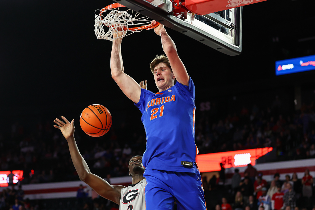 Florida forward Alex Condon (21) dunks against Georgia center Somto Cyril, left, during the second half of an NCAA college basketball game, Wednesday, Feb. 11, 2026, in Athens, Ga. (AP Photo/Colin Hubbard)