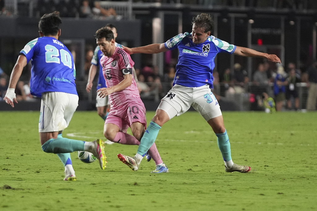 Inter Miami forward Lionel Messi (10) runs with the ball as Seattle Sounders midfielder Kim Kee-hee (20) and midfielder Snyder Brunell, right, defend during the second half of an MLS soccer match, Tuesday, Sept. 16, 2025, in Fort Lauderdale, Fla. (AP Photo/Lynne Sladky)
