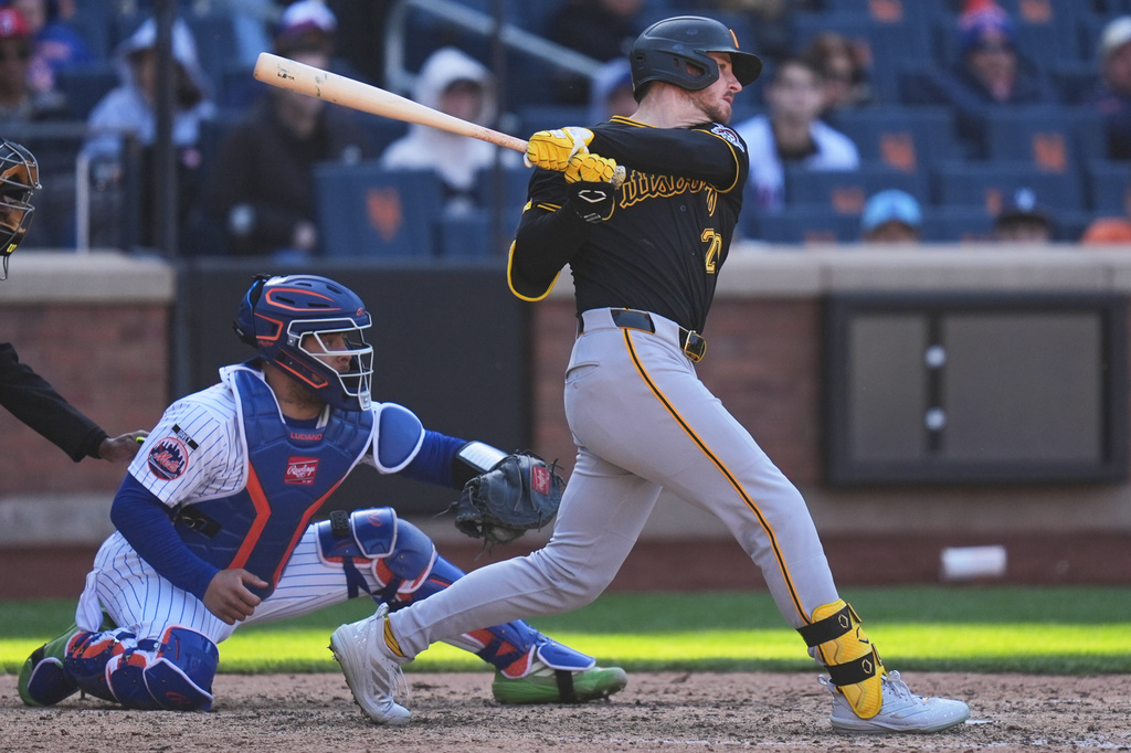 Pittsburgh Pirates' Ryan O'Hearn hits an RBI single during the 10th inning of a baseball game against the New York Mets, Sunday, March 29, 2026, in New York. (AP Photo/Seth Wenig)