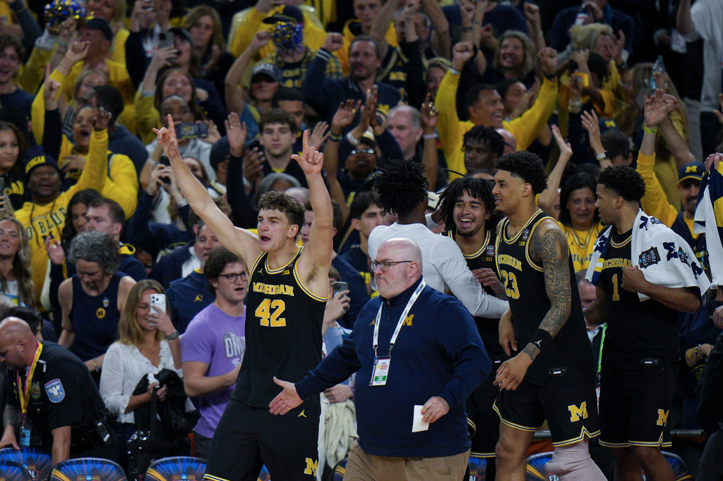 Michigan forward Will Tschetter (42) celebrates after an NCAA college basketball tournament semifinal game against Arizona at the Final Four, Saturday, April 4, 2026, in Indianapolis. (AP Photo/AJ Mast)