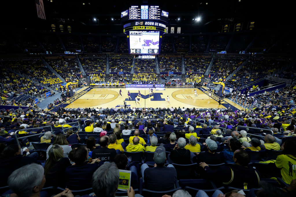 Michigan and Holy Cross play during the second half in the first round of the NCAA college basketball tournament, Friday, March 20, 2026, in Ann Arbor, Mich. (AP Photo/Al Goldis)