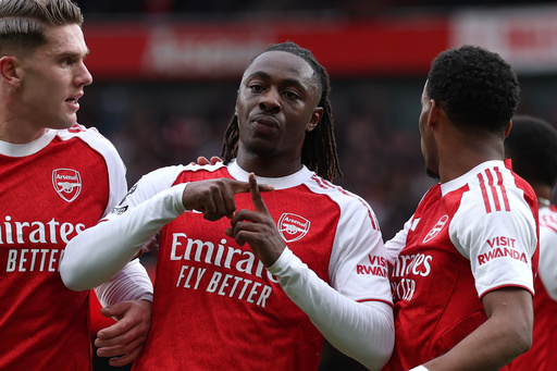 Arsenal's Eberechi Eze, second right, celebrates with his teammates after scoring his side's opening goal during the English Premier League soccer match between Arsenal and Crystal Palace in London, Sunday, Oct. 26, 2025. (AP Photo/Richard Pelham) Arsenal's Eberechi Eze, second right, celebrates with his teammates after scoring his side's opening goal during the English Premier League soccer match between Arsenal and Crystal Palace in London, Sunday, Oct. 26, 2025. (AP Photo/Richard Pelham)
