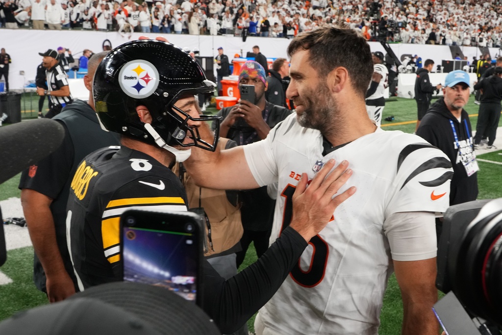 Pittsburgh Steelers quarterback Aaron Rodgers (8) and Cincinnati Bengals quarterback Joe Flacco, right, meet on the field following an NFL football game in Cincinnati, Thursday, Oct. 16, 2025. (AP Photo/Jeff Dean)