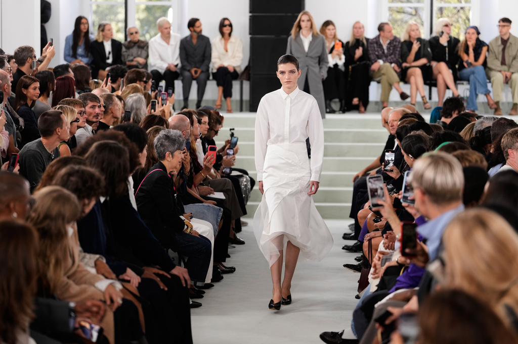 A model wears a creation part of the Jil Sander women's Spring-Summer 2027 collection, presented in Milan, Italy, Wednesday, Sept. 23, 2026. (AP Photo/Luca Bruno)
