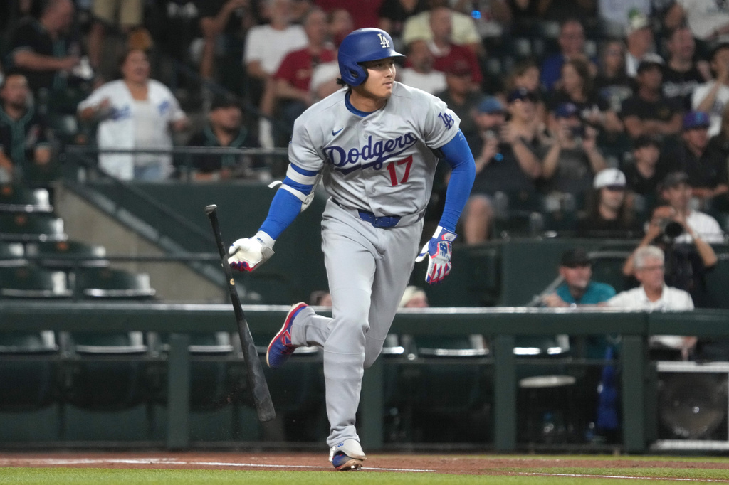 Los Angeles Dodgers' Shohei Ohtani (17) hits a single against the Arizona Diamondbacks in the first inning of a baseball game, Wednesday, June 3, 2026, in Phoenix. (AP Photo/Rick Scuteri)