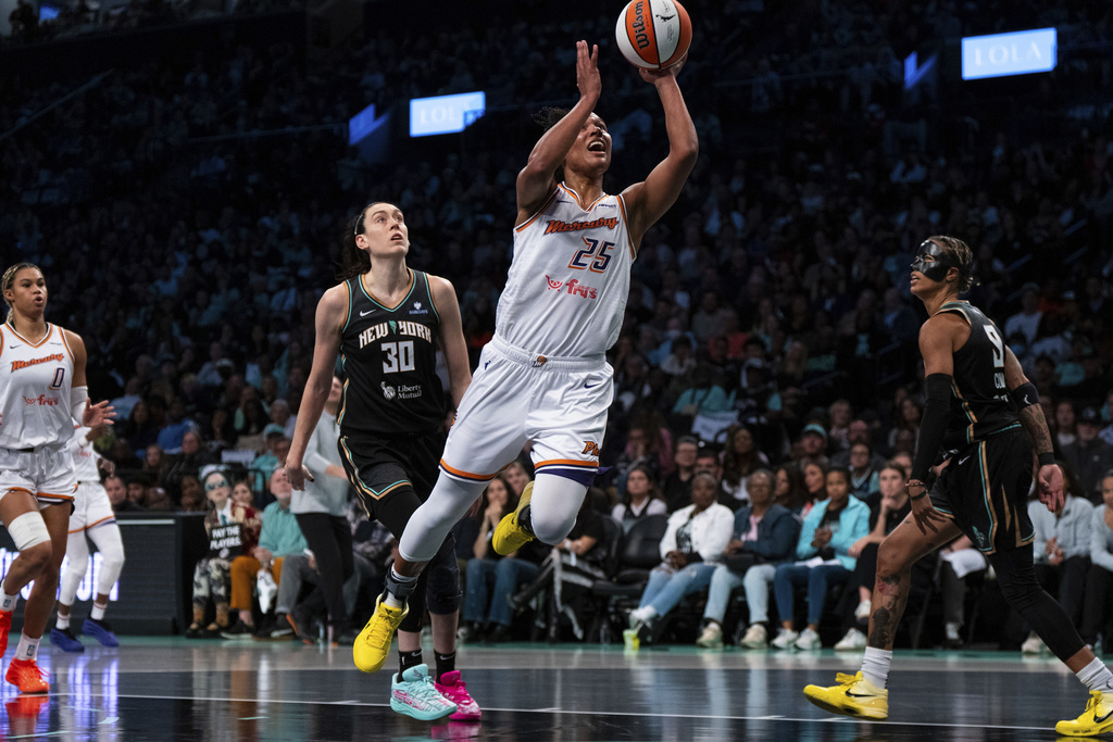 Phoenix Mercury forward Alyssa Thomas (25) shoots a two-pointer during Game 2 in the first round of the WNBA basketball playoffs against the New York Liberty, Wednesday, Sept. 17, 2025, in New York. (AP Photo/Angelina Katsanis)