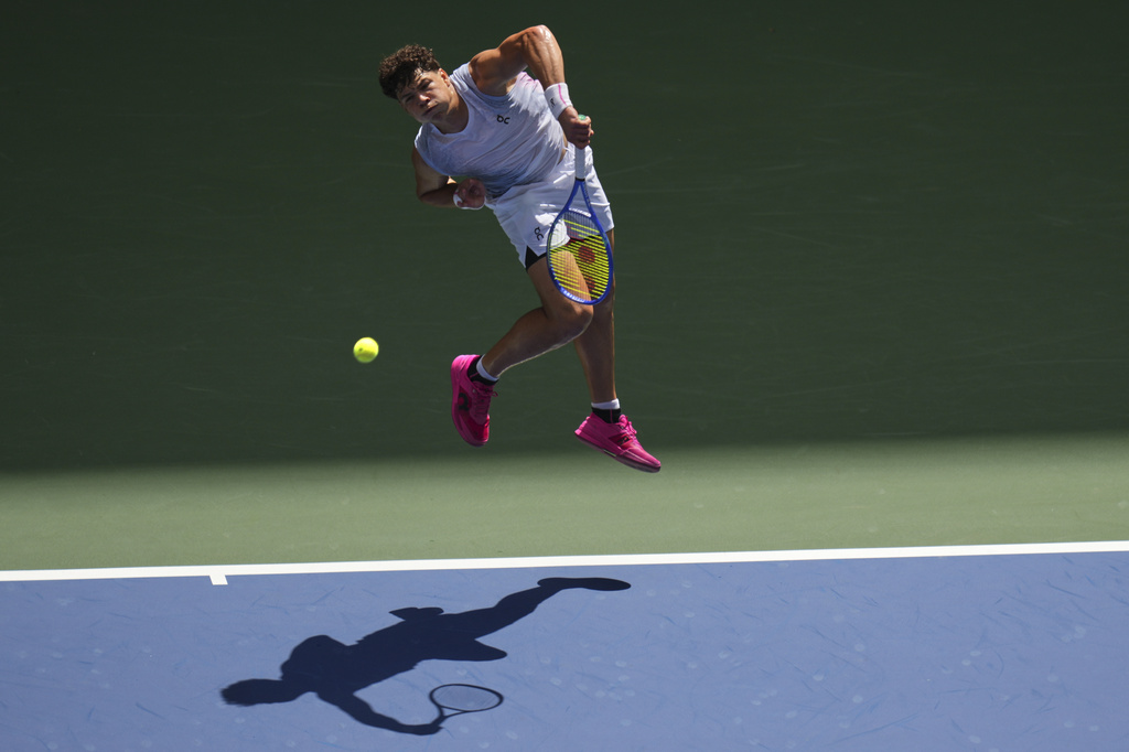 Ben Shelton, of the United States, serves to Ignacio Buse, of Peru, during the first round of the US Open tennis championships, Sunday, Aug. 24, 2025, in New York. (AP Photo/Kirsty Wigglesworth)