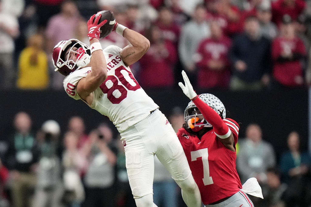 Indiana's Charlie Becker catches a long pass in front of Ohio State's Jermaine Mathews Jr. during the second half of the Big Ten championship NCAA college football game in Indianapolis, Saturday, Dec. 6, 2025. (AP Photo/AJ Mast)