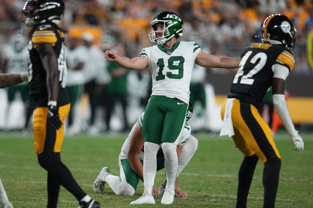 New York Jets place kicker Jason Sanders (19) kicks a field goal during the second half of an NFL preseason football game against the Pittsburgh Steelers, Friday, Aug. 21, 2026, in Pittsburgh. (AP Photo/Gene J. Puskar)
