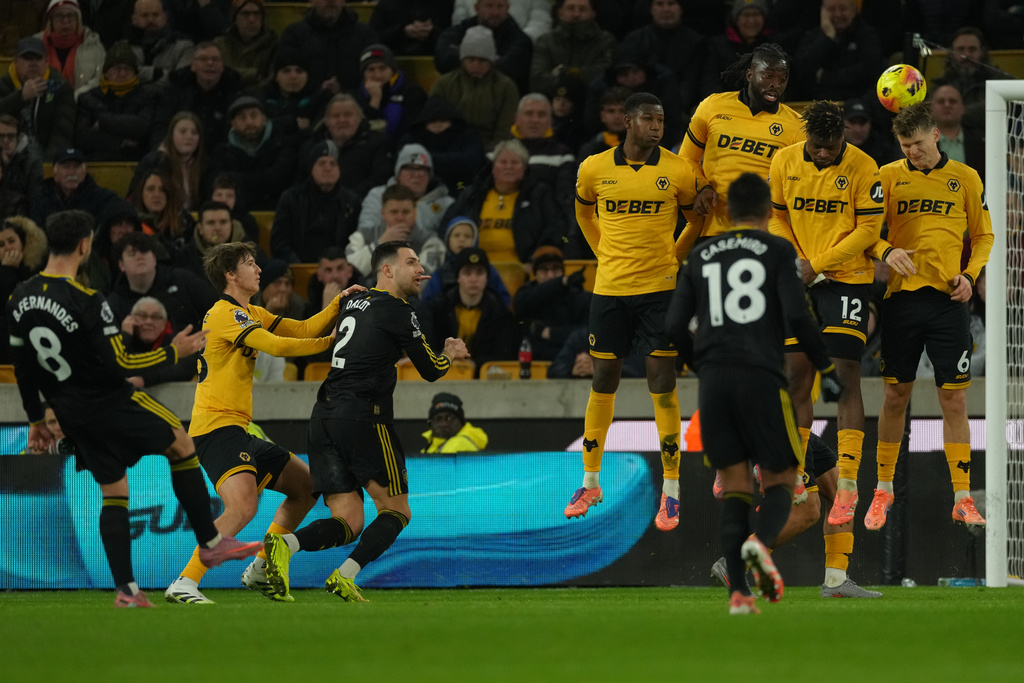 Manchester United's Bruno Fernandes executes a free kick during the Premier League soccer match between Wolverhampton Wandere and Manchester United in Wolverhampton, England Monday, Dec. 8, 2025. (AP Photo/Dave Shopland)