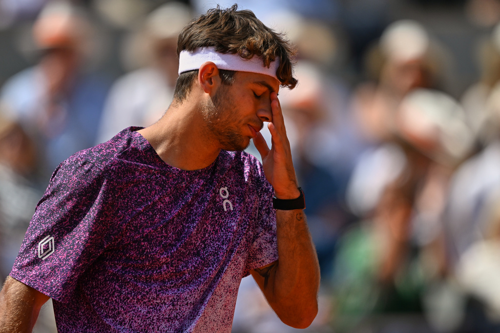 Italy's Flavio Cobolli reacts during the final tennis match against Germany's Alexander Zverev at the French Open in Paris, Sunday, June 7, 2026. (AP Photo/Emma Da Silva)