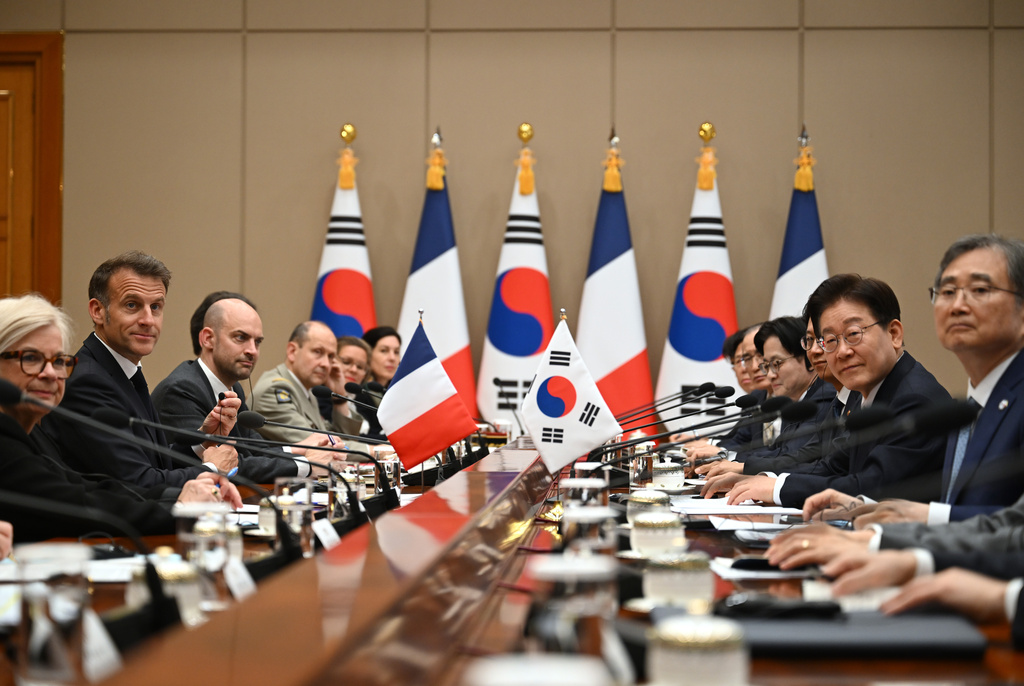 French President Emmanuel Macron, second left, talks with South Korean President Lee Jae Myung, second right, during their meeting at the Blue House in Seoul, South Korea, Friday, April 3, 2026. (Jung Yeon-je/Pool Photo via AP)