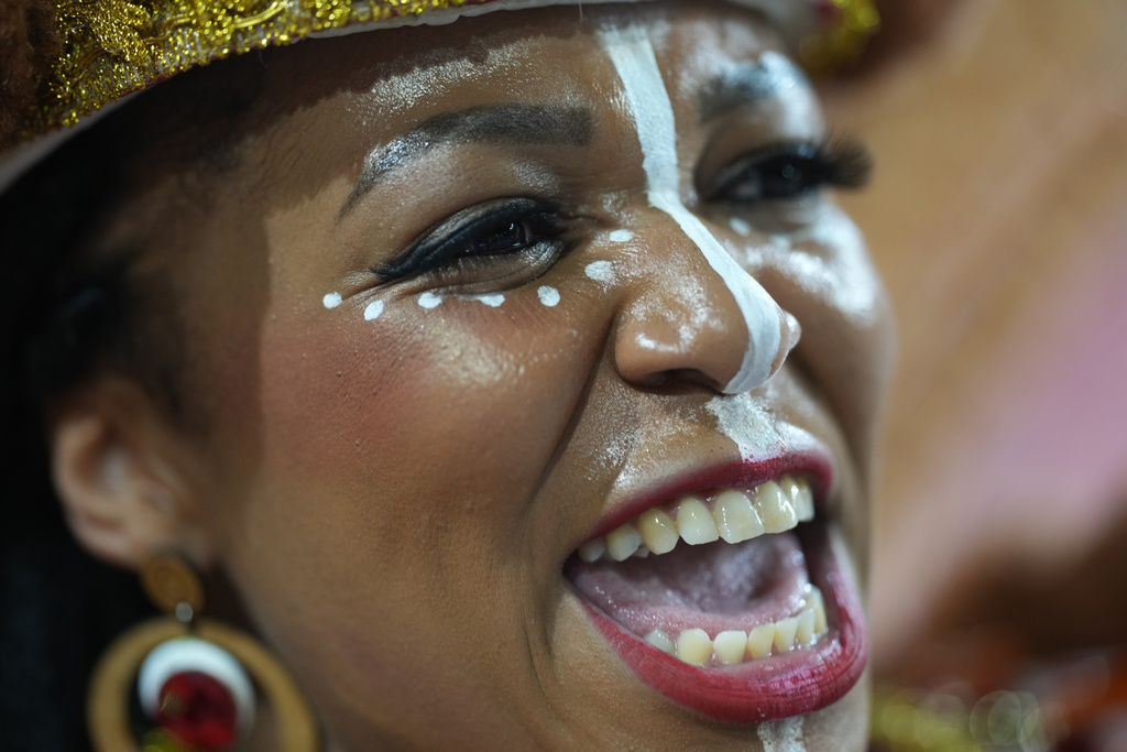 A dancer from the Mocidade Unida da Mooca samba school performs during a carnival parade in Sao Paulo, Friday, Feb. 13, 2026. (AP Photo/Andre Penner)