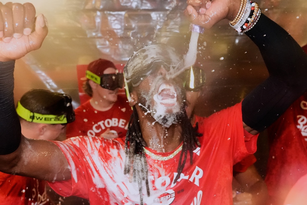Cincinnati Reds' Elly De La Cruz celebrates after making it into the playoffs after a baseball game against the Milwaukee Brewers Sunday, Sept. 28, 2025, in Milwaukee. (AP Photo/Morry Gash)
