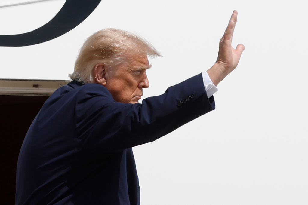 President Donald Trump waves from the stairs of Air Force One at Joint Base Andrews, Md., Tuesday, Aug. 4, 2026.(AP Photo/Luis M. Alvarez)