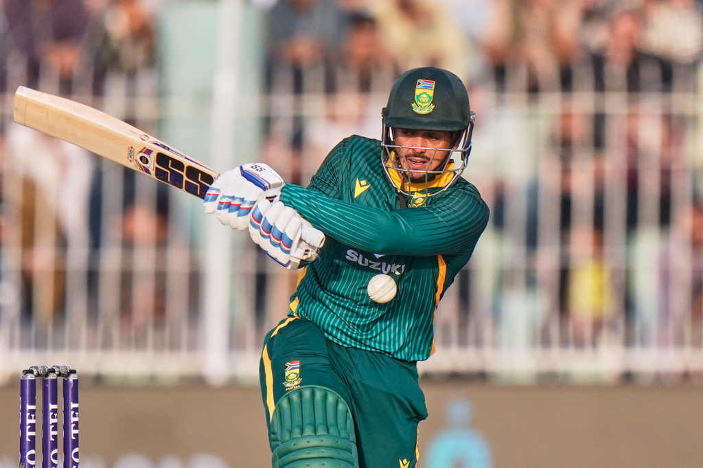 South Africa's Quinton de Kock plays a shot during the third one day international cricket match between Pakistan and South Africa, in Faisalabad, Pakistan, Saturday, Nov. 8, 2025. (AP Photo/Anjum Naveed)