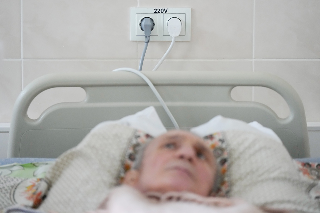 Oleksander Senko receives dialysis at Shostka Central District Hospital during a rolling blackout, Thursday, Oct. 16, 2025, in Shostka, Ukraine. (AP Photo/Julia Demaree Nikhinson)