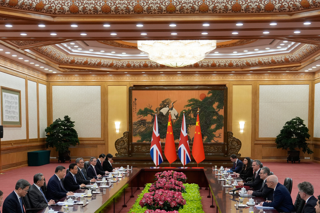 Britain's Prime Minister Keir Starmer, on the right side, attends a meeting with Chinese President Xi Jinping, on the left side, at the Great Hall of the People in Beijing, China, Thursday, Jan. 29, 2026. (AP Photo/Kin Cheung, Pool)