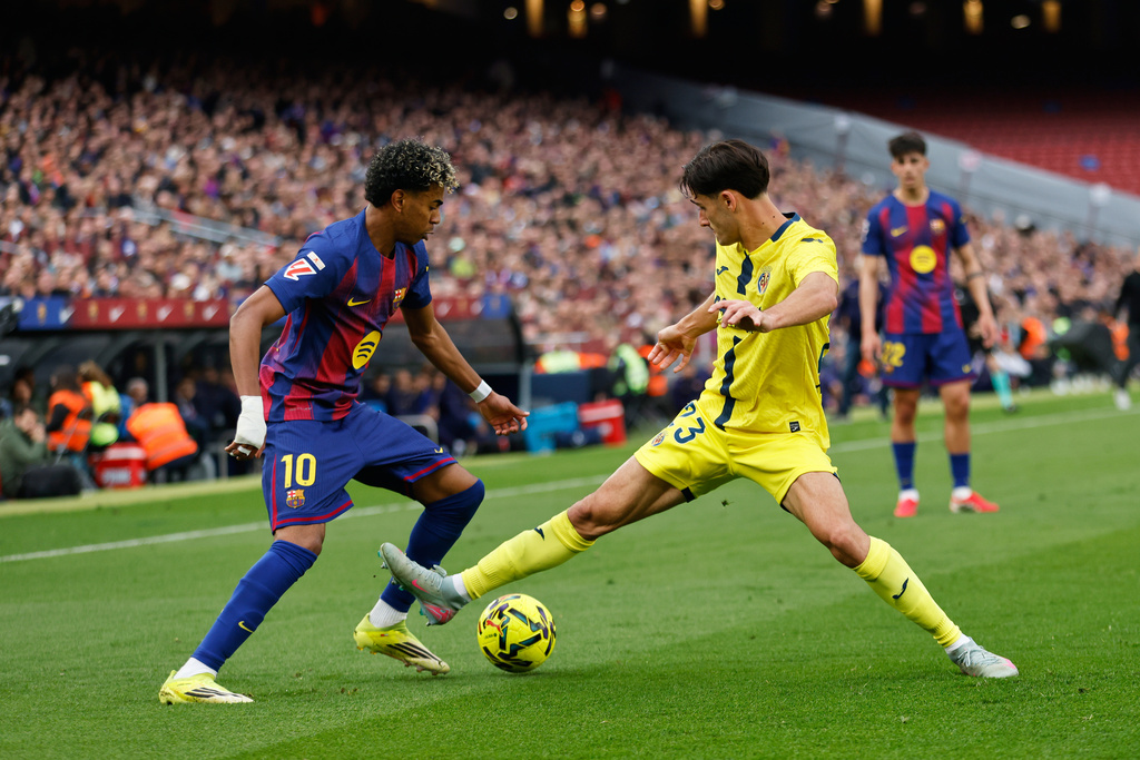 Villarreal's Sergi Cardona, right, challenges Barcelona's Lamine Yamal during the Spanish La Liga soccer match between Barcelona and Villareal in Barcelona, Spain, Saturday, Feb. 28, 2026. (AP Photo/Joan Monfort)