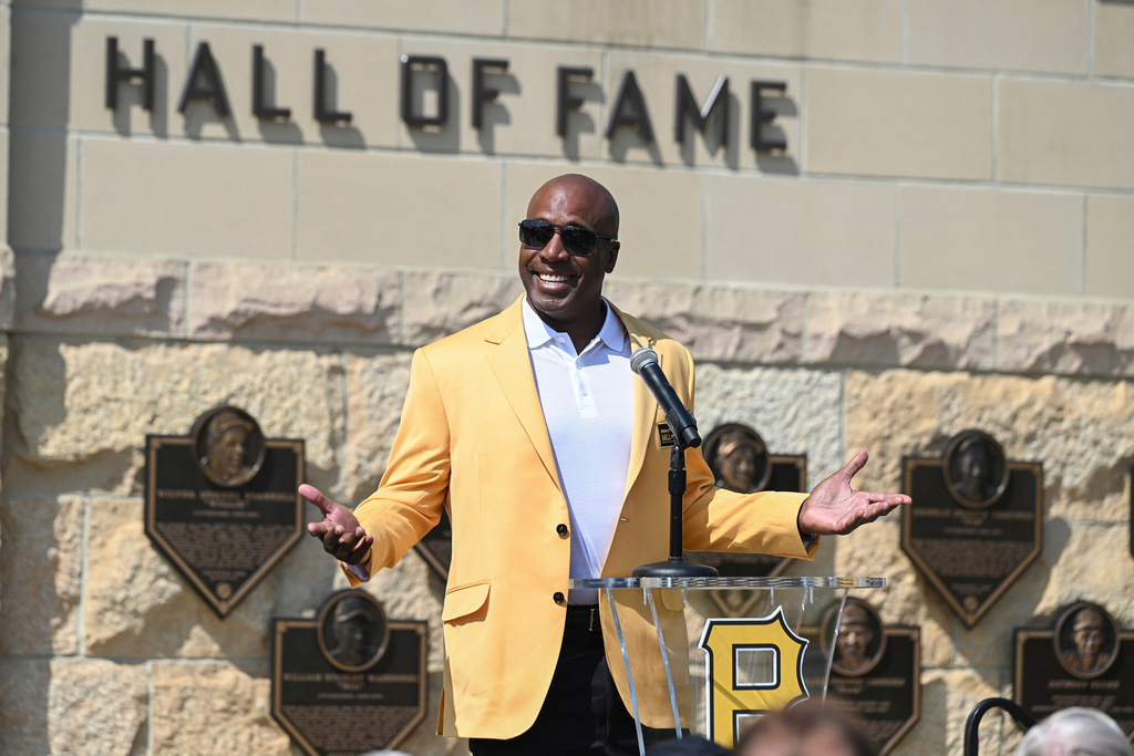 FILE - Former Pittsburgh Pirates outfielder Barry Bonds acknowledges the crowd during a ceremony for players that are part of the team's 2024 Hall of Fame class before a baseball game against the Cincinnati Reds in Pittsburgh, Aug. 24, 2024. (AP Photo/Barry Reeger, File)