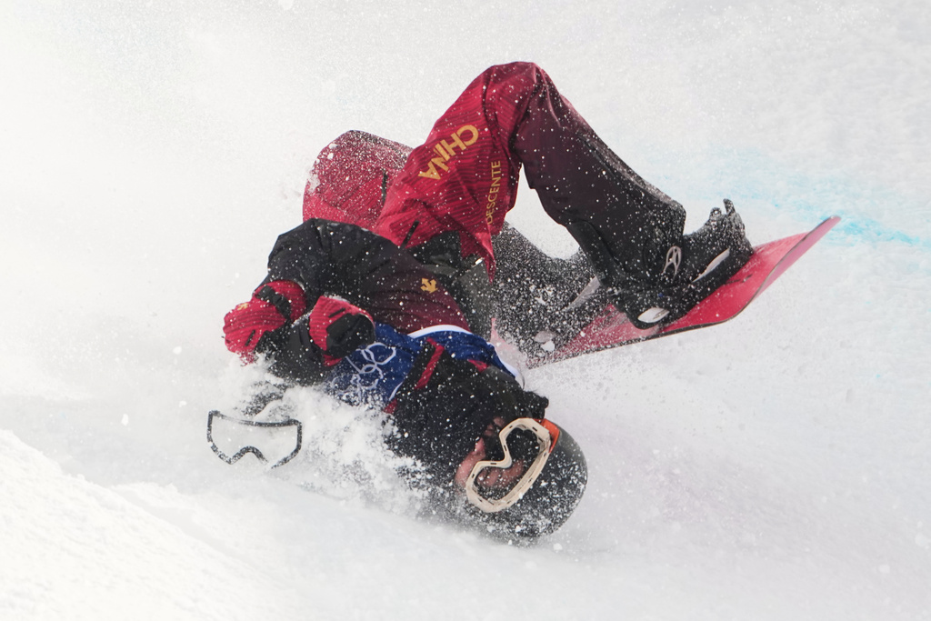 China's Liu Jiayu crashes during the women's snowboarding halfpipe qualifications at the 2026 Winter Olympics, in Livigno, Italy, Wednesday, Feb. 11, 2026. (AP Photo/Lindsey Wasson)