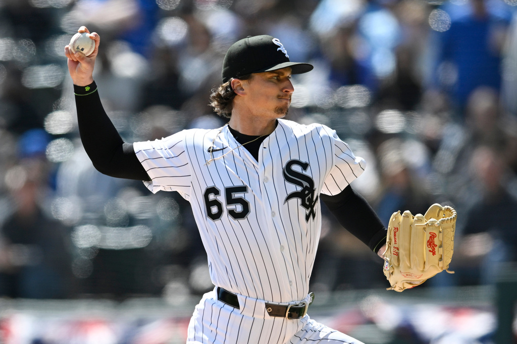 Chicago White Sox starter Davis Martin delivers a pitch during the first inning of a baseball game against the Toronto Blue Jays in Chicago, Sunday, April 5, 2026. (AP Photo/Paul Beaty)