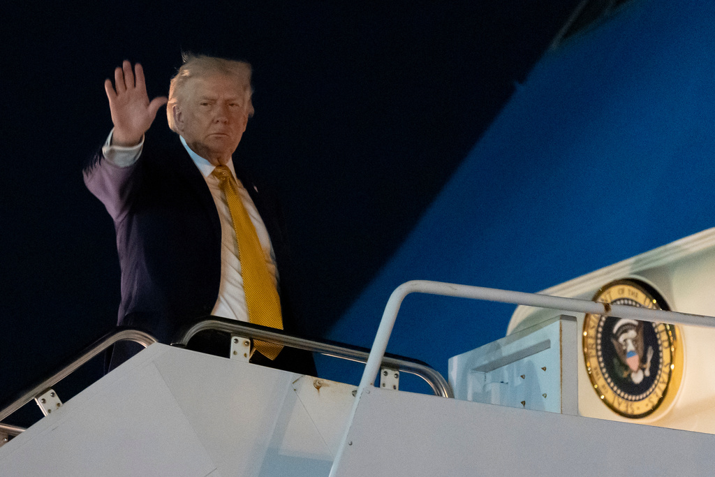 President Donald Trump departs on Air Force One from Palm Beach International Airport, Sunday, Jan. 4, 2026, in West Palm Beach, Fla. (AP Photo/Alex Brandon)