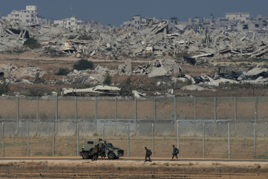 Israeli troops are seen near the Gaza Strip border in southern Israel, Tuesday, Sept. 30, 2025. (AP Photo/Ohad Zwigenberg)