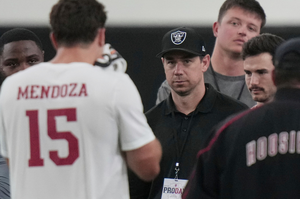 Las Vegas Raiders head coach Klint Kubiak, center, watches Indiana quarterback Fernando Mendoza, left, during the school's NFL football pro day Wednesday, April 1, 2026, in Bloomington, Ind. (AP Photo/AJ Mast)