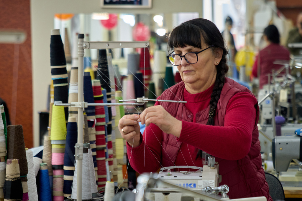 An employee of the Rito Group, a clothing company that produces knitwear, works during a blackout caused by Russia's regular air attacks on the country's energy system Friday, Jan. 30, 2026 in Kyiv. (AP Photo/Efrem Lukatsky)