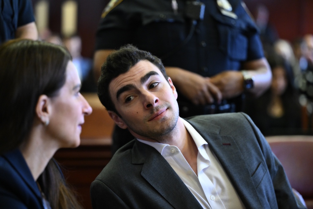 Luigi Mangione appears in Manhattan Criminal Court for an evidence hearing, Thursday, Dec. 4, 2025, in New York. (Curtis Means /Pool Photo via AP)