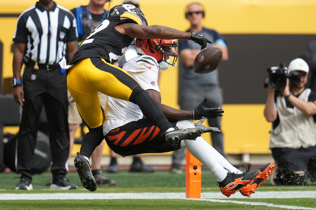 Cincinnati Bengals wide receiver Tee Higgins, right, catches a pass for a touchdown as Pittsburgh Steelers cornerback Asante Samuel Jr., left, tries to defend during the first half of an NFL football game in Pittsburgh, Sunday, Sept. 27, 2026. (AP Photo/Gene J. Puskar)