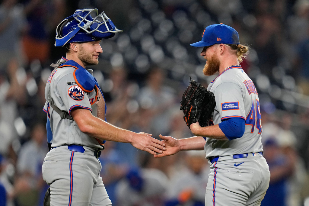 New York Mets catcher Hayden Senger, left, and pitcher Craig Kimbrel, right, celebrate after winning a baseball game against the Washington Nationals, Monday, May 18, 2026, in Washington. (AP Photo/Jess Rapfogel)