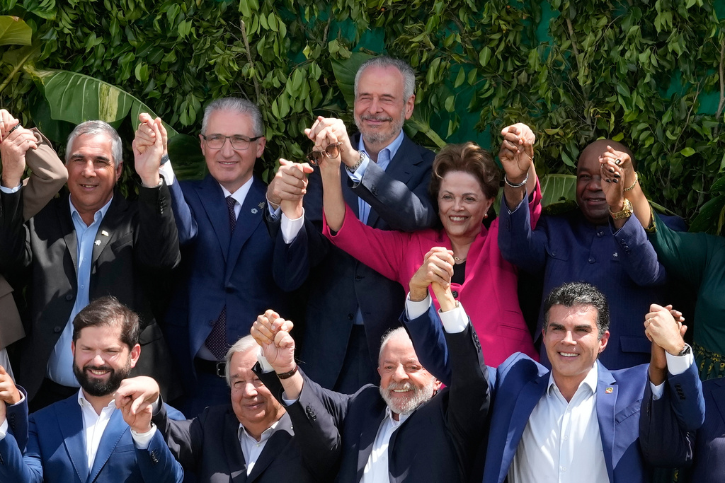 Top row from left, Cuba Vice Prime Minister Eduardo Martinez Diaz, COP29 President Mukhtar Babayev, COP30 President Andre Correa do Lago, New Development Bank president Dilma Rousseff and Equatorial Guinea Deputy Prime Minister Gaudencio Mohaba Messu attending the COP30 U.N. Climate Summit pose for a group photo in Belem, Brazil, Friday, Nov. 7, 2025. (AP Photo/Eraldo Peres)