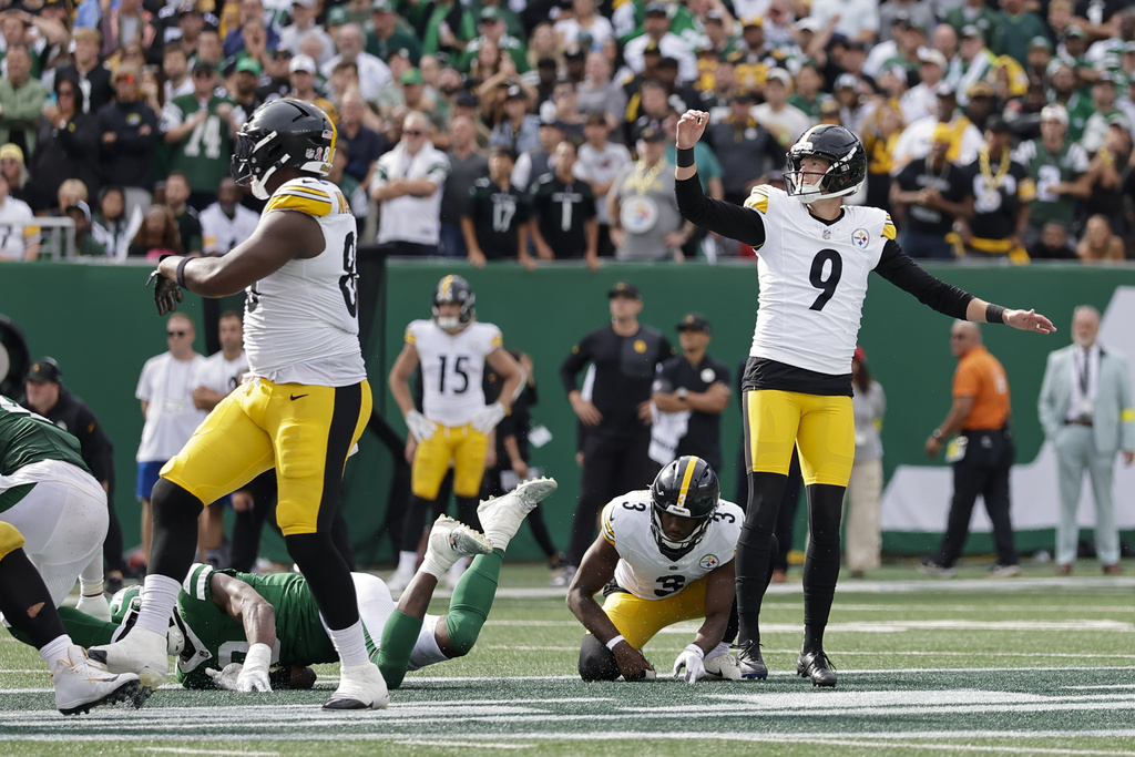 Pittsburgh Steelers kicker Chris Boswell (9) watches his field goal kick against the New York Jets during the second half of an NFL football game Sunday, Sept. 7, 2025, in East Rutherford, N.J. (AP Photo/Adam Hunger)