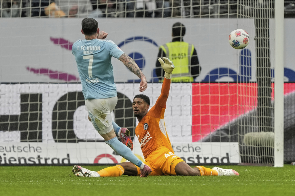 Union's Oliver Burke scores his side's fourth goal during a German Bundesliga soccer match between Eintracht Frankfurt and Union Berlin in Frankfurt, Germany, Sunday, Sept. 21, 2025. (AP Photo/Michael Probst)