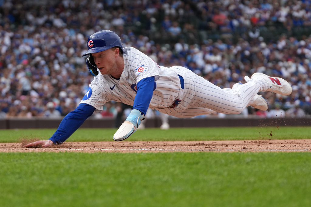 Chicago Cubs' Pete Crow-Armstrong dives back into first base safely against the New York Yankees during the eighth inning of a baseball game Sunday, Aug. 2, 2026, in Chicago. (AP Photo/David Banks)