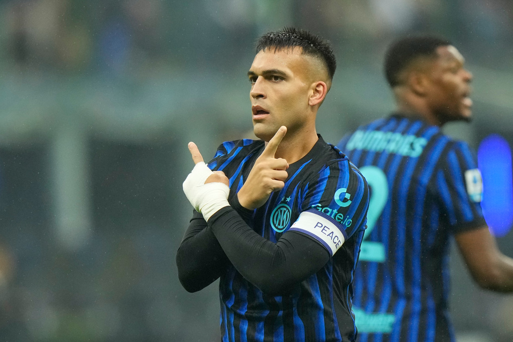 Inter Milan's Lautaro Martinez celebrates after scoring his side's opening goal during the Serie A soccer match between Inter Milan and Cremonese at the San Siro stadium in Milan, Italy, Saturday, Oct. 4, 2025. (AP Photo/Luca Bruno)