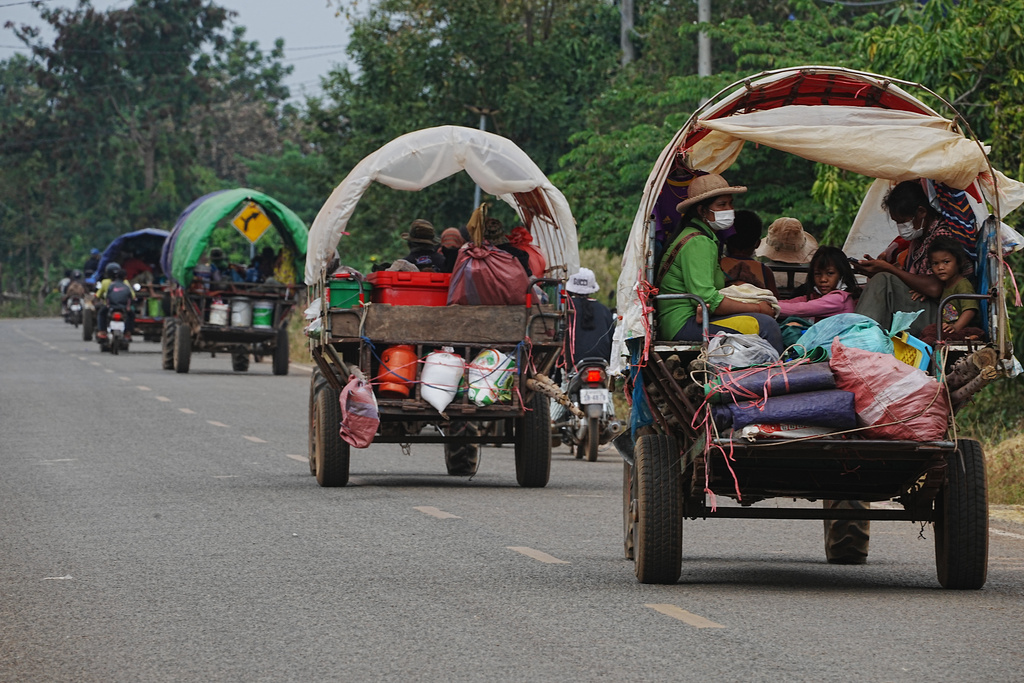 People flee from home following fighting between Thailand and Cambodia over territorial claims in Oddar Meanchey province, Cambodia Wednesday, Dec. 10, 2025. (AP Photo/Heng Sinith)