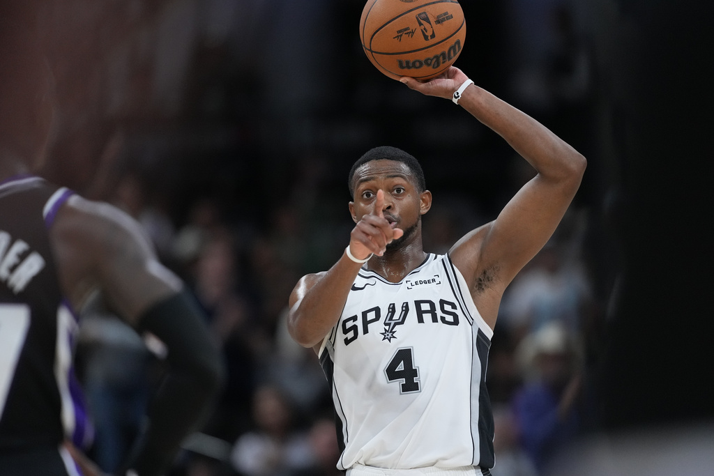 San Antonio Spurs guard De'Aaron Fox (4) signals as during the second half of an NBA basketball game against the Sacramento Kings in San Antonio, Sunday, Nov. 16, 2025. (AP Photo/Eric Gay)