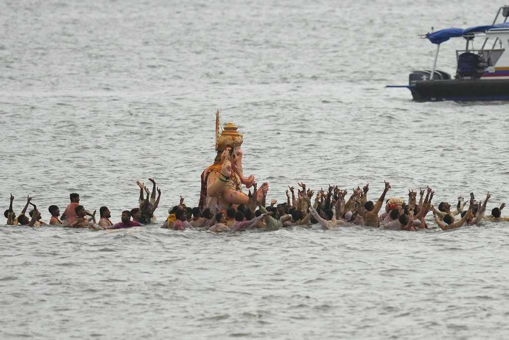 An idol of elephant-headed Hindu god Ganesha is immersed at Arabian Sea on the final day of the ten-day long Ganesh Chaturthi festival in Mumbai, India, Saturday, Sept. 6, 2025. (AP Photo/Rajanish Kakade)