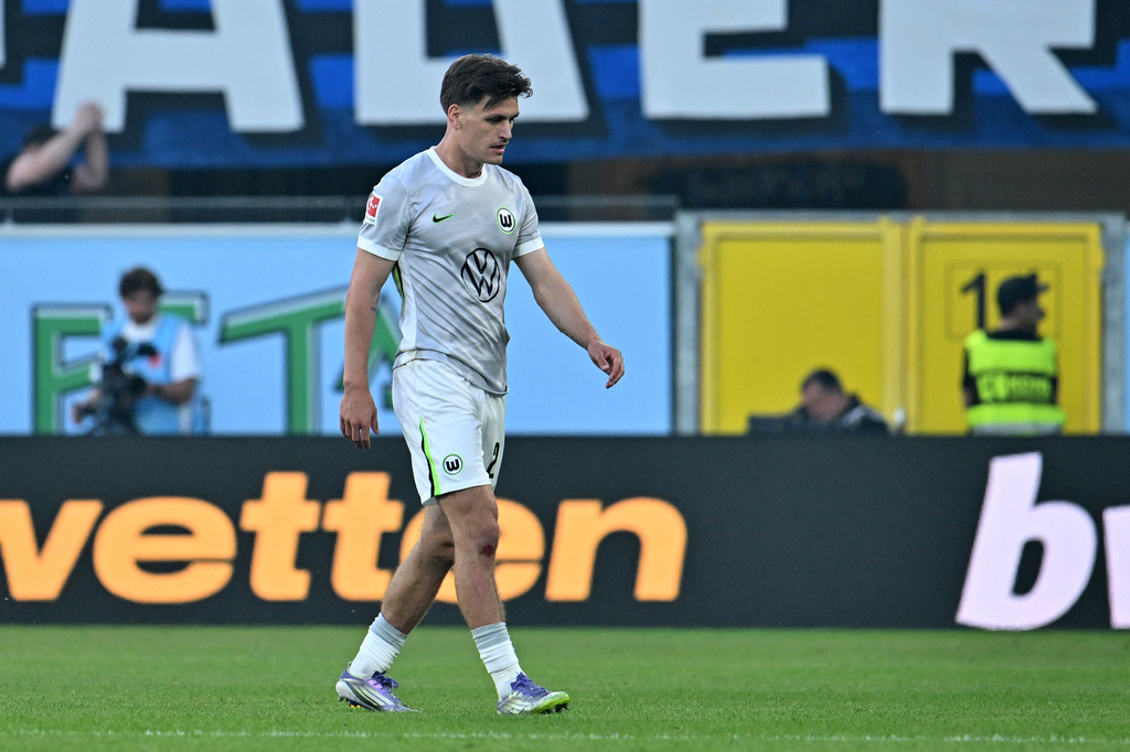 Wolfsburg's Joakim Maehle leaves the pich after he received a red card during the soccer relegation match between German second division team SC Paderborn and German first division team VfL Wolfsburg in Paderborn, Germany, Monday, May 25, 2026. (Swen Pfoertner/dpa via AP)