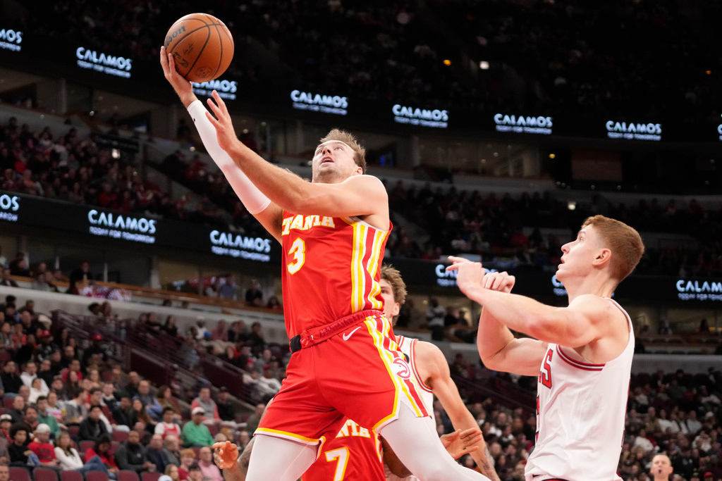 Chicago Bulls guard Kevin Huerter, right, defends Atlanta Hawks guard Luke Kennard, left, during the first half of an NBA basketball game Monday, Oct. 27, 2025, in Chicago. (AP Photo/David Banks)
