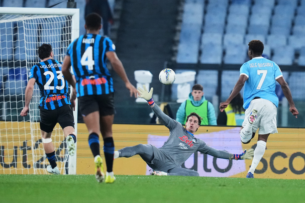 Lazio's Fisayo Dele-Bashiru, right, scores during the Frecciarossa Italian Cup soccer match between Lazio and Atalanta in, Rome, Italy, Wednesday March 4, 2026. (Alfredo Falcone/LaPresse via AP)