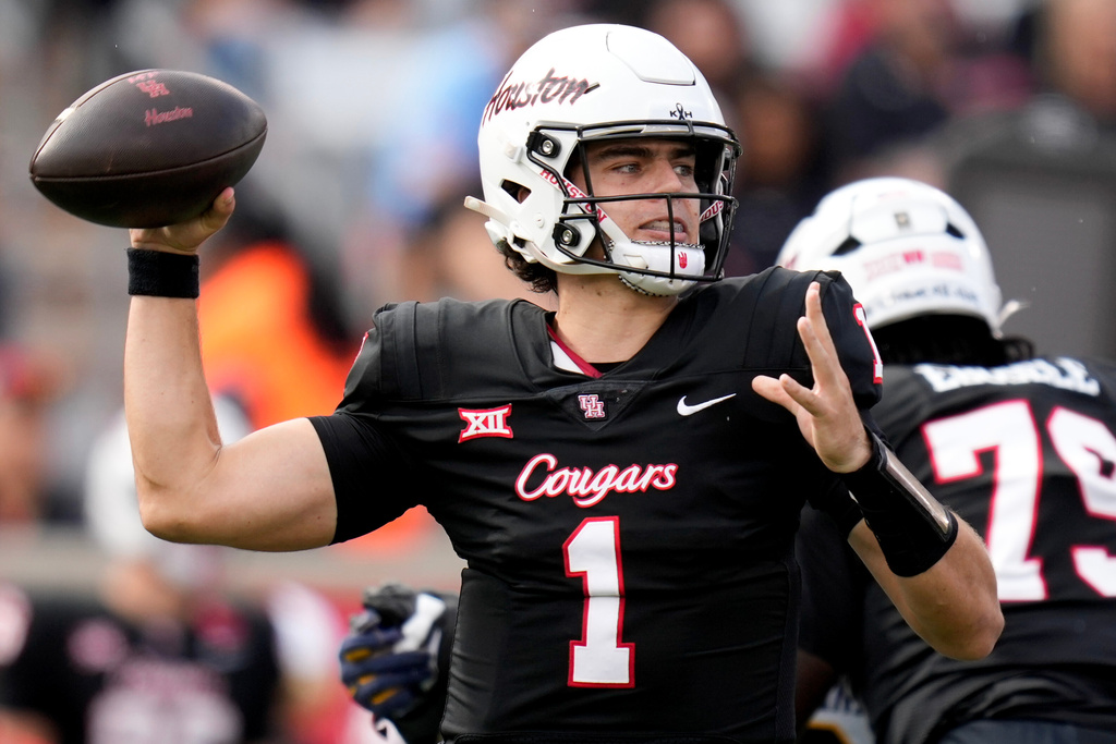 Houston quarterback Conner Weigman throws a pass against West Virginia during the first half of an NCAA college football game Saturday, Nov. 1, 2025, in Houston. (AP Photo/Eric Christian Smith)