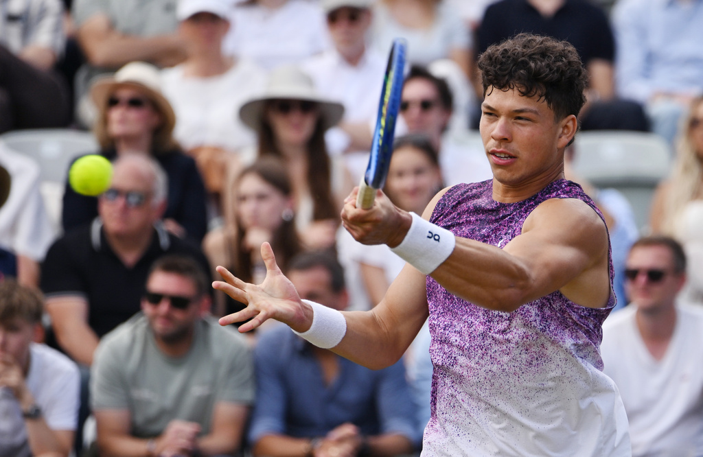 United States' Ben Shelton returns the ball to United States' Taylor Fritz during their Stuttgart Open tennis final match in Stuttgart, Germany, Sunday, June 14, 2026. (Marijan Murat/dpa via AP)