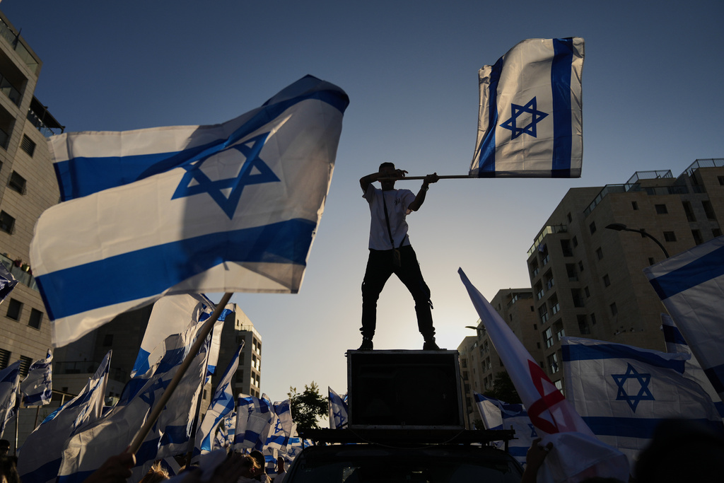 People gather to welcome freed Israeli hostage, Elkana Bohbot, who was recently released from Hamas captivity in Gaza, as he returns home from the hospital to Mevaseret Zion, Israel, Sunday, Oct. 19, 2025. (AP Photo/Francisco Seco)