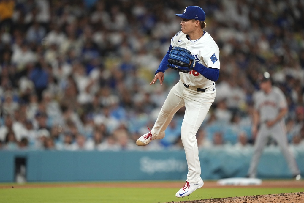 Los Angeles Dodgers starting pitcher Yoshinobu Yamamoto throws to the plate during the fifth inning of a baseball game against the San Francisco Giants, Thursday, Sept. 18, 2025, in Los Angeles. (AP Photo/Mark J. Terrill)