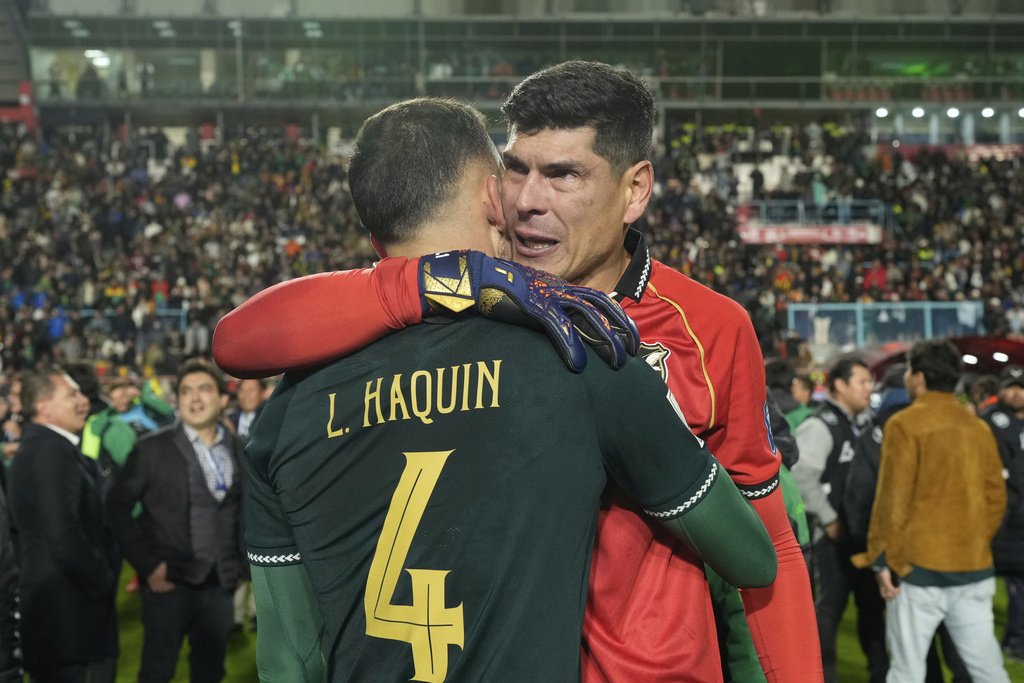 Bolivia's goalkeeper Carlos Lampe and teammate Luis Haquin celebrate their team's 1-0 victory over Brazil at the end of a World Cup 2026 qualifying soccer match at Villa Ingenio stadium in El Alto, Bolivia, Tuesday, Sept. 9, 2025. (AP Photo/Juan Karita)